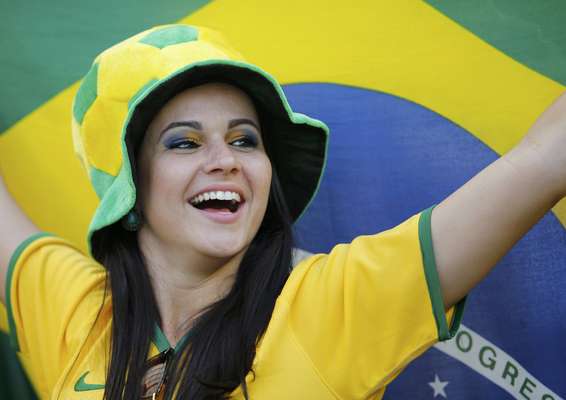 Torcedores de Brasil e Chile se divertem neste sábado e colorem o Estádio do Mineirão, em Belo Horizonte. A partida é a primeira das oitavas de final da Copa do Mundo de 2014