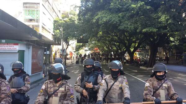 Protestos acontecem, neste sábado, na capital mineira, onde acontece jogo entre Brasil e Chile, no Estádio do Mineirão, pelas oitavas de final. A tropa de choque está no local