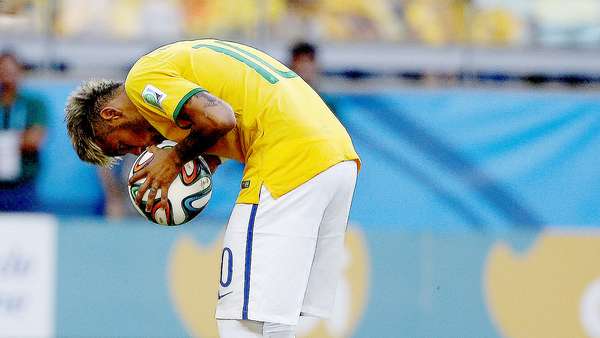 Uma puxada de camisa, uma cabeçada, uma reação e um "voo" em campo. Principalmente pelo nervosismo, o jogo entre Brasil e Chile, no Mineirão, em Belo Horizonte, teve lances e detalhes que a maioria dos torcedores não percebeu