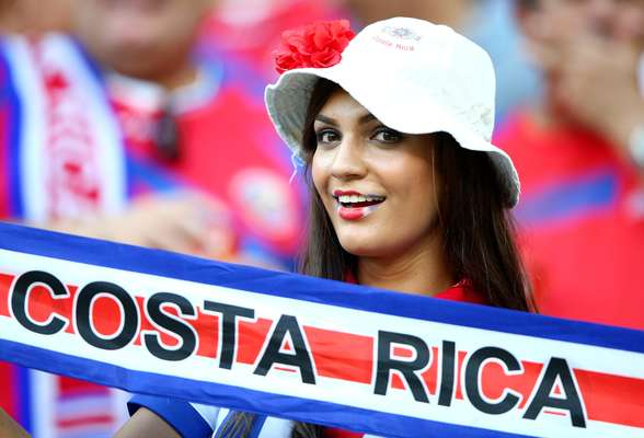 Com vitória nos pênaltis sobre a Grécia, a torcida da Costa Rica festeja na Arena Pernambuco a classificação para as quartas de final da Copa do Mundo.