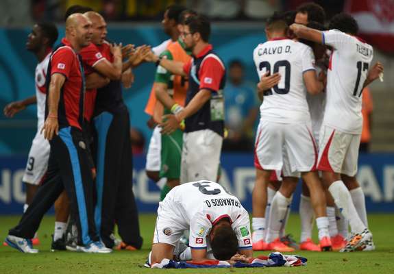 Equipe da Costa Rica comemora a classificação para as quartas de final da Copa do Mundo. Após empate em 1 a 1 com a Grécia no tempo normal, os costarriquenhos garantiram a vitória nos pênaltis em Recife e consquistaram vaga inédita.