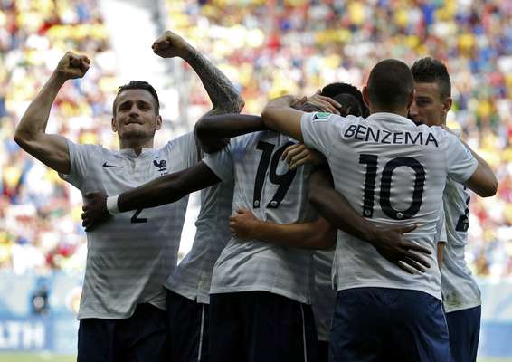 Seleção francesa comemora primeiro gol contra a Nigéria durante jogo no Estádio Mané Garrincha, em Brasília. Com segundo gol contra, a equipe europeia se classifica às quartas de final da Copa do Mundo de 2014