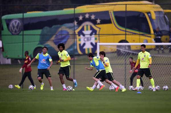 Jogadores da Seleção Brasileira realizaram o primeiro treino após a reapresentação da equipe na Granja Comary, em Teresópolis, nesta segunda-feira; é a primeira atividade após a classificação para as quartas de final.