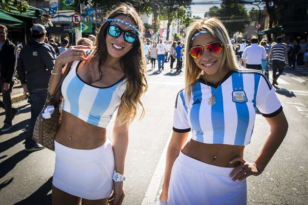 Nesta terça-feira, torcedores argentinos lotaram o bairro da Vila Madalena, em São Paulo, para acompanhar a acirrada disputa entre Argentina x Suíça. A partida, realizada na Arena Corinthians, terminou com a consagração da equipe argentina nas quartas de final, e consequente eliminação da Suíça, com placar final de 1 a 0.