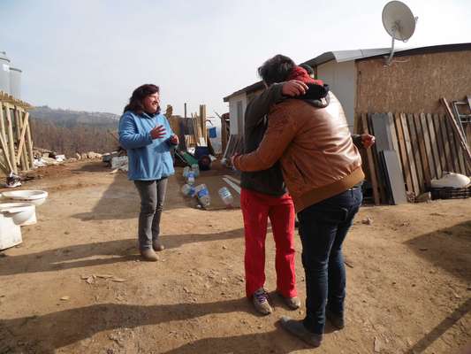 El conductor de "Mentiras verdaderas" revolucionó a los habitantes del cerro La Cruz en Valparaíso, hasta donde llegó esta mañana para constatar el lento avance de la reconstrucción a 80 días del megaincendio que afectó cerca de 1.200 hectáreas en el sector alto de la ciudad-puerto. En el recorrido, el periodista de La Red conversó con los vecinos y escuchó sus reclamos y peticiones, las que serán planteadas esta noche al alcalde de la ciudad, Jorge Castro, quien será entrevistado en el estelar de conversación que lidera Cretton. "Es más lindo que el príncipe Harry", comentaban las vecinas porteñas, aludiendo a la visita del hijo de Diana de Gales de hace unos días.