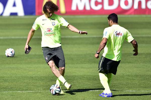 A dois dias do jogo contra a Colômbia, pelas quartas de final da Copa do Mundo de 2014, a Seleção Brasileira realizou treino na Granja Comary. Na foto, David Luiz e Hulk