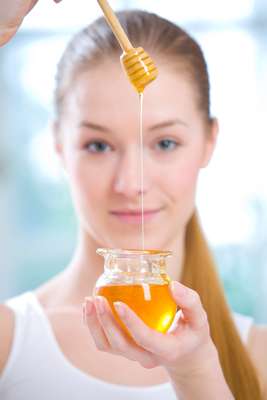 Solução caseira também revitaliza a cútis e oferece uma proteção extra contra a ação nociva dos raios ultravioleta por contar com as propriedades antioxidantes do mel, que protegem a derme do sol e atuam em prol do rejuvenescimento facial