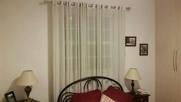A leitora Maria Luiza pediu ajuda ao Terra Decora para deixar o quarto mais moderno e ainda como escolher a cortina certa