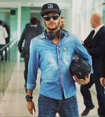 "Para o look totalmente índigo, o Neymar está correto, seja na diferente mistura das lavagens da camisa e da calça jeans. Os acessórios (óculos, relógio, pulseira e boné) estão ok, mas o erro é carregar um nécessaire no lugar de uma bolsa", analisa Mario Queiroz