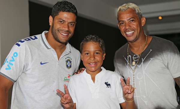Jogadores da Seleção Brasileira receberam a visita de familiares no hotel em Fortaleza, onde estão concentrados, antes do jogo decisivo contra a Colômbia, nesta sexta-feira. Na foto, Hulk com o jogador Marcelinho Paraíba e o filho dele, Marcelinho Júnior