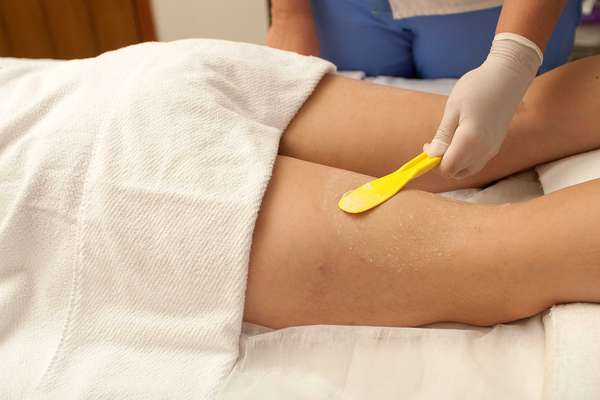 Com duração de 50 minutos, o procedimento começa com a esfoliação da cútis nas áreas que apresentam mais celulite, como pernas, bumbum, flancos e culote