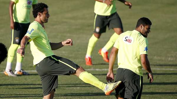 Fred brinca com Hulk durante treino da Seleção Brasileira no Estádio Presidente Vargas, em Fortaleza, antes de partida decisiva contra a Colômbia pelas quartas de final da Copa do Mundo