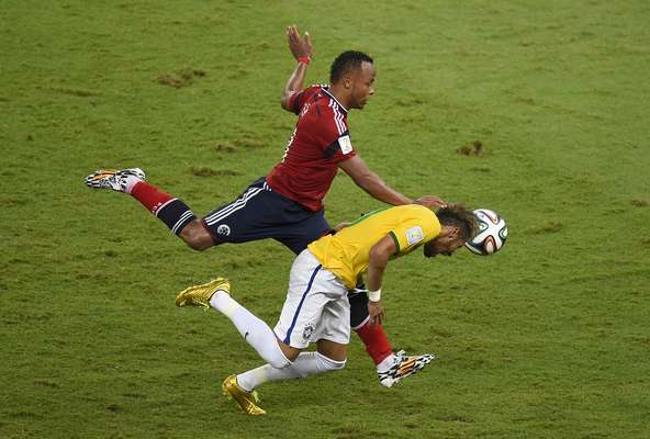 Aos 41min do segundo tempo, após cobrança de escanteio da Colômbia, a bola sobrou para Neymar que, ao tentar dominar, foi acertado por uma joelhada nas costas do lateral colombiano Zúñiga. Demonstrando muita dor, o atacante brasileiro recebeu atendimento médico no gramado, mas foi retirado de maca; o atacante fraturou uma vértebra e está fora da Copa.