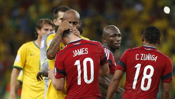 Festa de um lado, tristeza do outro. Após a vitória brasileira por 2 a 1 na Arena Castelão, em Fortaleza, a Seleção comemora em campo a vaga na semifinal, enquanto os jogadores colombianos se despedem com sofrimento da Copa do Mundo