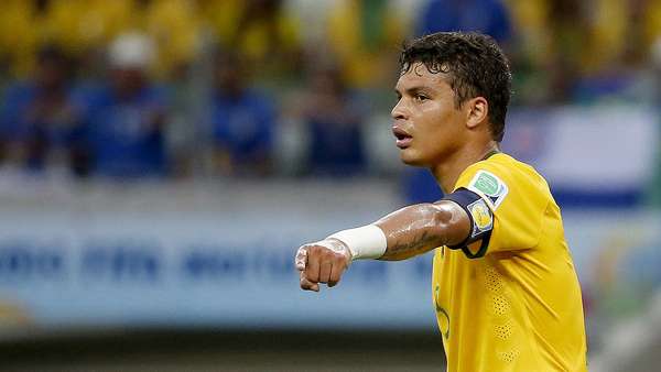 Depois de uma semana de muita contestação por conta de sua postura durante a disputa de pênaltis diante do Chile, o capitão da Seleção Brasileira, Thiago Silva, puxou o discurso de incentivo na boca do túnel, antes de o grupo entrar no gramado do Estádio Castelão e se aquecer para enfrentar a Colômbia, e, em campo, comandou a vitória por 2 a 1 do Brasil, marcando um dos gols da equipe. Confira em fotos exclusivas o capitão em ação na partida em Fortaleza