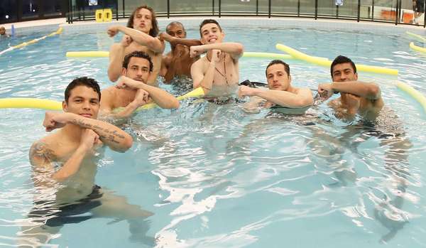 Jogadores titulares da Seleção Brasileira fizeram neste sábado um treino regenerativo dentro da piscina, na Granja Comary, na serra carioca. Os jogadores prestaram homenagem ao colega Neymar, que não jogará mais na Copa após fratura na vértebra