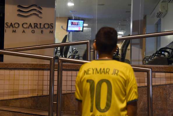 Torcedores se reúnem em frente ao Hospital São Carlos, em Fortaleza, para onde Neymar foi levado após lesão na partida contra a Colômbia na Arena Castelão. O jogador fraturou a terceira vértebra lombar e a recuperação levará cerca de quatro a seis semanas, o que o tira o do restante da Copa do Mundo. Neymar já deixou o hospital e deve seguir viagem ao Rio de Janeiro, junto ao grupo.