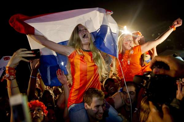 As areias de Copacabana foram ocupadas por torcedores da Holanda e da Costa Rica; as seleções se enfrentaram neste sábado, na Arena Fonte Nova, em Salvador; os holandeses foram os que mais vibraram após a seleção conseguir a vitória, nos pênaltis, e a vaga na semifinal da Copa do Mundo.