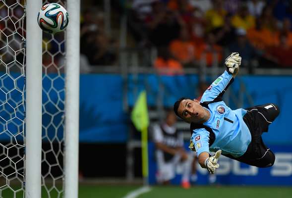 Apesar das grandes defesas nos 120 minutos de jogo, o goleiro costarriquenho Navas não conseguiu salvar nenhum chute durante disputa de pênaltis contra a Holanda na Arena Fonte Nova, em Salvador, na disputa pelas quartas de final da Copa do Mundo. Os europeus passam para a próxima fase e pegam a Argentina na semifinal.