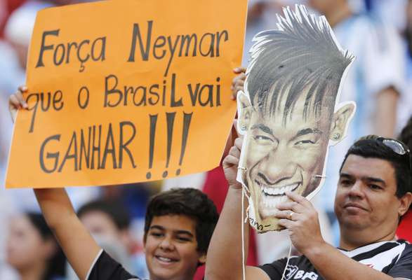 Após sofrer uma fratura na vértebra e acabar fora da Copa do Mundo, Neymar virou notícia no mundo todo. No Brasil, não foi diferente, e os torcedores aproveitaram para mandar mensagens positivas ao atacante; no Estádio Mané Garrincha, em Brasília, onde a Argentina enfrentou a Bélgica, foram diversas manifestações de apoio.
