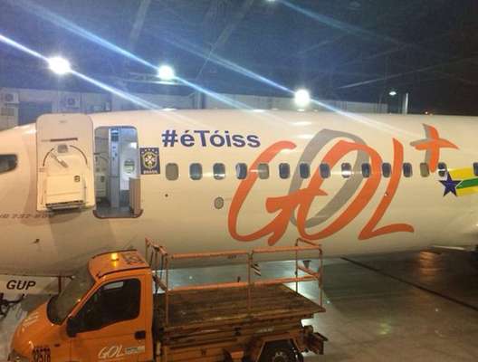 Para homenagear Neymar, a Gol estampou "#éTóiss" no exterior do avião que levará a Seleção Brasil para Belo Horizonte, onde acontece o jogo contra a Alemanha, pela semifinal da Copa do Mundo. A hashtag é usada pelo craque brasileiro, fora do Mundial após fratura na vértebra, nas redes sociais
