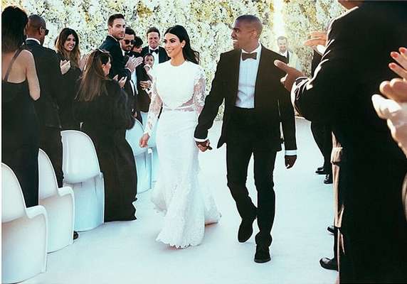 Em maio, Kim Kardashian casou com Kanye West. Ela usou um vestido Givenchy Haute Couture, o noivo também vestiu um terno da grife francesa