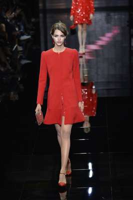 Às vésperas de completar 80 anos, Giorgio Armani não perde o fôlego, mas estava destinado a tirá-lo da plateia que assistiu nesta terça-feira (08), em Paris, ao desfile de sua marca de alta costura, Giorgio Armani Privé