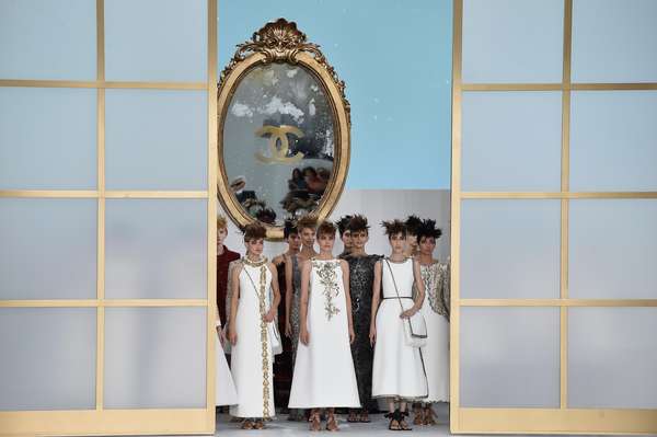 Com os atores Kristen Stewart e Jared Leto na primeira fila, a Chanel desfilou sua coleção outono-inverno 2014 de alta-costura em Paris, nesta terça-feira (7)