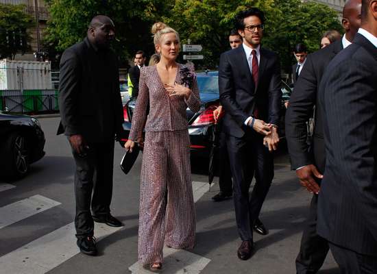 Às vésperas de completar 80 anos, Giorgio Armani não perde o fôlego, mas estava destinado a tirá-lo da plateia que assistiu nesta terça-feira (08), em Paris, ao desfile de sua marca de alta costura, Giorgio Armani Privé. Kate Hudson estava na primeira fila