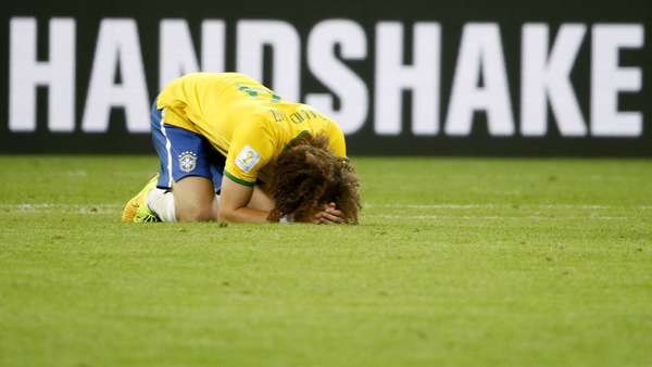 Jogadores e comissão técnica lamentam a goleada por 7 a 1 contra a Alemanha no Mineirão, em Belo Horizonte, nesta terça-feira. Na foto, David Luiz chora no gramado