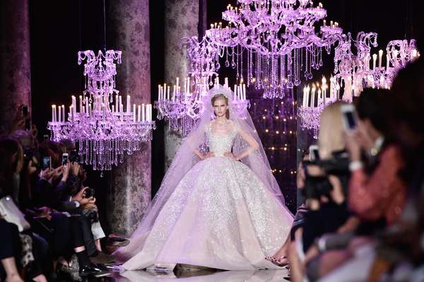 O estilista Elie Saab apostou em brilho, fendas e transparência em sua coleção inverno 2015