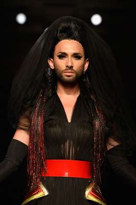 Conchita Wurst foi o destaque do desfile de Jean Paul Gaultier nesta quarta-feira (9) na semana de alta-costura de Paris