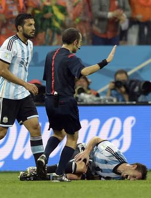 Biglia sente dores no chão após sofrer falta em partida entre Holanda e Argentina na Arena Corinthians; o jogo, que valia vaga na grande final da Copa do Mundo, terminou nos pênaltis e vitória argentina