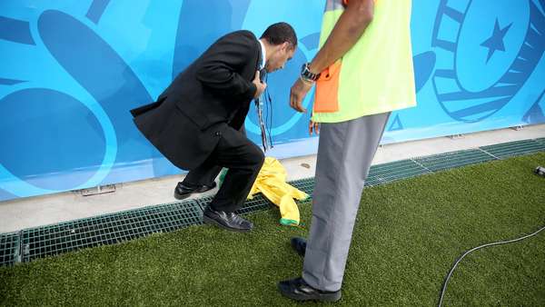 Torcedores brasileiros abandonam camisas da Seleção e máscaras de apoio a Neymar pelo Estádio Mineirão após a derrota por 7 a 1 para a Alemanha que acabou com o sonho do hexacampeonato