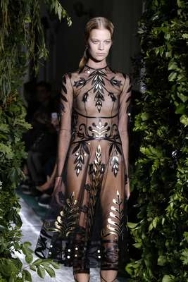 Com Kim Kardashian e a atriz Emma Watson na primeira fila, Valentino mostrou leveza e transparência no desfile de alta-costura de Paris, nesta quarta-feira (9)