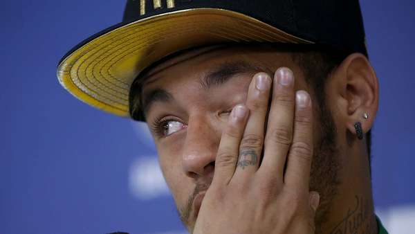 Durante entrevista concedida na Granja Comary, em Teresópolis, nesta quinta-feira, Neymar falou sobre a derrota da Seleção Brasileira e sobre a lesão que o tirou da Copa do Mundo. Ao recordar o momento, o atacante acabou se emocionando e foi às lágrimas. "Foi um lance que, se fosse dois centímetros para o lado, eu estaria em uma cadeira de rodas", comentou