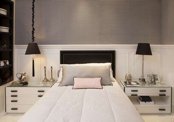 A estilista Coco Chanel foi a inspiração para a decoração de um quarto single criado pela estilista Elaine Ramos