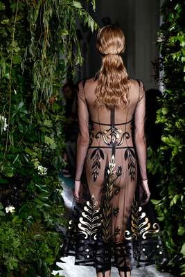A grife italiana Valentino misturou o eclesiástico e o pagão, apresentando peças transparentes, como esse vestido preto com detalhes dourados