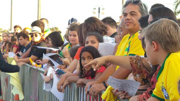 Cerca de 500 pessoas acompanharam a chegada da Seleção Brasileira ao hotel Brasília Pallace, na tarde desta sexta-feira; apesar da derrota por 7 a 1 para a Alemanha na última terça-feira, eles fizeram festa para receber os jogadores, que disputam o terceiro lugar da Copa do Mundo neste sábado, contra a Holanda, às 17h, no estádio Mané Garrincha.