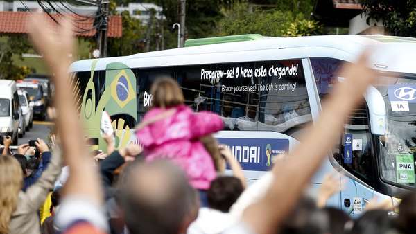 A Seleção Brasileira deixou a Granja Comary nesta sexta-feira, rumo à Brasília, onde disputa o terceiro lugar da Copa do Mundo com a Holanda, neste sábado, no Estádio Mané Garrincha. Após a derrota por 7 a 1 para a Alemanha, pela semifinal do Mundial, a torcida voltou a aparecer na Granja e se despediu da Seleção