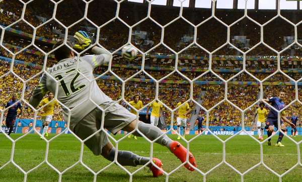 Goleiro Júlio César não consegue segurar o pênalti de Van Persie. A disputa entre Brasil e Holanda, que valia a terceira colocação na Copa do Mundo, terminou em 3 a 0 para a seleção europeia. A despedida da Seleção Brasileira do Mundial aconteceu no Estádio Mané Garrincha, em Brasília.