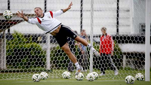 A seleção alemã realizou, neste sábado, o último treino antes da grande final da Copa do Mundo. Durante a sessão, Podolski ficou no gol e fez algumas defesas. A equipe do técnico Joachim Löw enfrenta a Argentina neste domingo, no Estádio do Maracanã. Na foto, Podolski