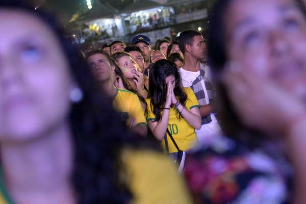 Decepcionados, torcedores que acompanharam a disputa entre Brasil e Holanda em Copacabana, neste sábado, lamentaram a despedida da Seleção da Copa do Mundo. Em partida que valia o terceiro lugar no Mundial, disputada no Estádio Mané Garrincha, em Brasília, os holandeses levaram a melhor e venceram por 3 a 0.