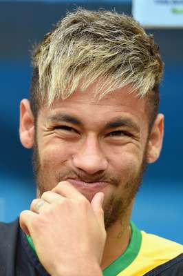 O Brasil não fez uma boa apresentação na despedida da Copa do Mundo, neste sábado, no Estádio Mané Garrincha, em Brasília. Do banco, Neymar assistiu à partida e fez muitas caras e bocas. Fora do jogo por conta de uma lesão, o atacante sofreu com os demais milhares de brasileiros que esperavam um desfecho mais feliz. A Holanda venceu por 3 a 0, garantindo a terceira posição na Copa do Mundo.
