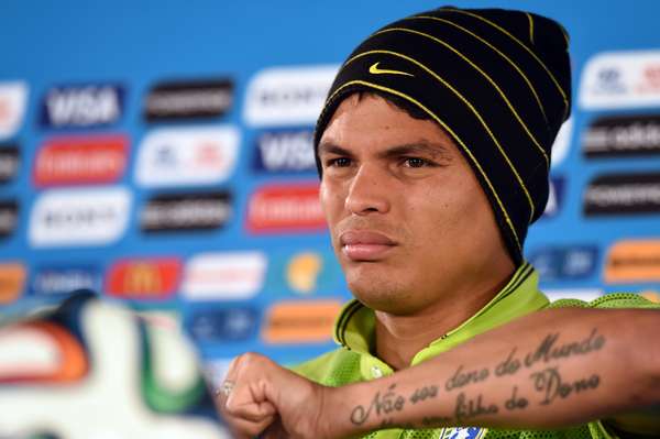 O brasileiro Thiago Silva exibe a frase tatuada no antebraço: "não sou o dono do mundo, mas sou filho do dono"