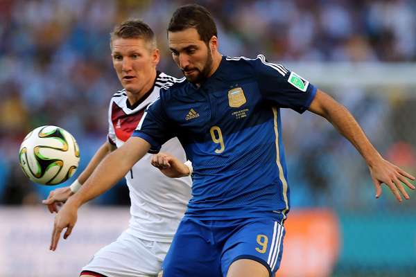 Higuaín disputa bola com Schweinsteiger na final da Copa do Mundo entre Argentina e Alemanha no Estádio do Maracanã