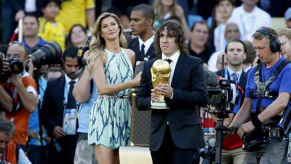 O troféu da Copa do Mundo foi exibido minutos antes do apito inicial da final do torneio entre Alemanha e Argentina, neste domingo, no Maracanã. Ele foi levado por Carles Puyol, figura de destaque da seleção espanhola campeã mundial na África do Sul 2010, e pela modelo brasileira Gisele Bündchen