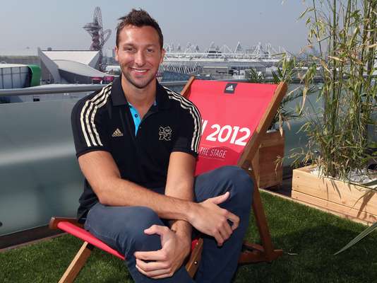 El australiano Ian Thorpe, leyenda de la natación mundial con sus 5 medallas de oro olímpicas y sus 11 títulos de campeón mundial, reveló su homosexualidad en una entrevista difundida el 13 de julio por la cadena de televisión Channel Ten. Esta revelación se da tras años de rumores, siempre desmentidos por el campeón australiano que a los 31 años se declaró abiertamente gay.