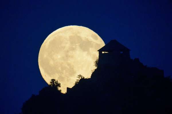 Superlua é vista em um castelo em Budapeste na noite de sábado. O satélite natural fica até 30% mais brilhante que em outras Luas Cheias