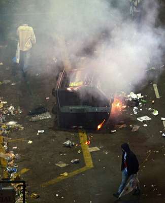 Dezenas de policiais e torcedores ficaram feridos após confrontos perto do Obelisco, em Buenos Aires, onde argentinos assistiram à final da Copa do Mundo, contra a Alemanha